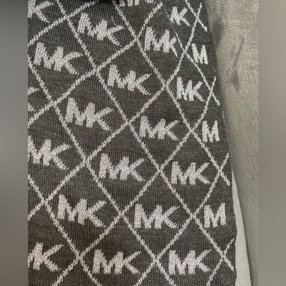 NWOT Michael Kors, reversible scarf to shade, gray & sparkling silver 65”L 10”W - Picture 6 of 6